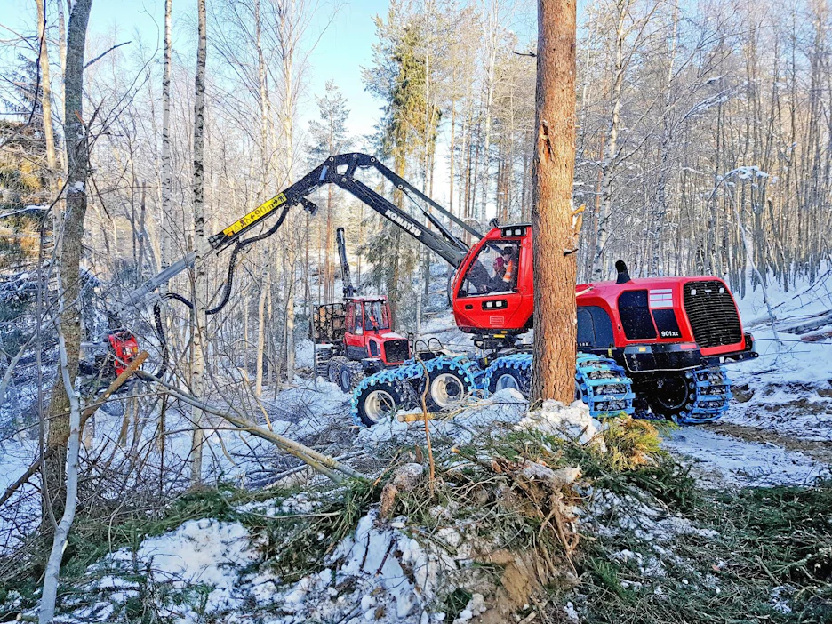 20 000 kilon omapaino ja kahdeksan pyörän tarjoama tukipinta tekee 901XC:tä vakaan kokonaisuuden. Takatelin lisäpaino vakauttaa konetta myös mäkisissä maastoissa. Kuvan tilanteessa etutelin etupyörä oli tyhjän päällä, silti puomistolla pystyi kaatamaan rungon täydeltä ulottumalta.