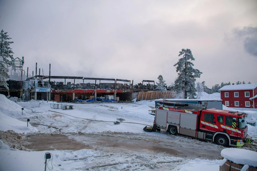 Pelastuslaitoksen mukaan 2 700-neliöinen kauppakeskus tuhoutuu palossa kokonaan. LEHTIKUVA / TARMO LEHTOSALO