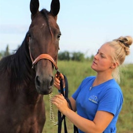 Ida Heikkinen työskentelee hevosenhoitajana Italiassa. Kuvan hevonen on Cherie Vit.