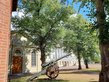 Reserviupseerikoulun maisemissa nähdään tapahtumaviikon esityksiä, sillä sen vieritse kulkeva Kadettikoulunkatu muutetaan cityravien kilpa- ja näytössuoraksi.