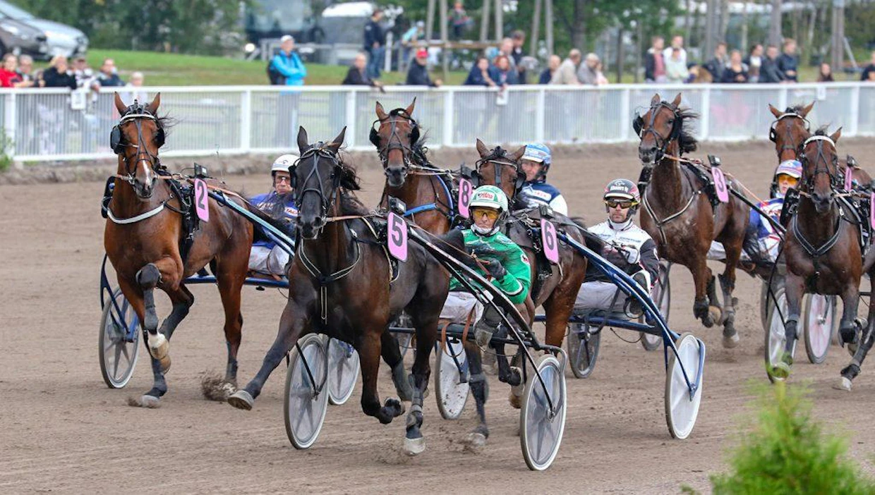 Derbyssä ajettiin matkalla tovin aikaa maltillista tempoa ennen kuin kärkipari lähti kiristämään vauhtia. Kuva: Anu Leppänen