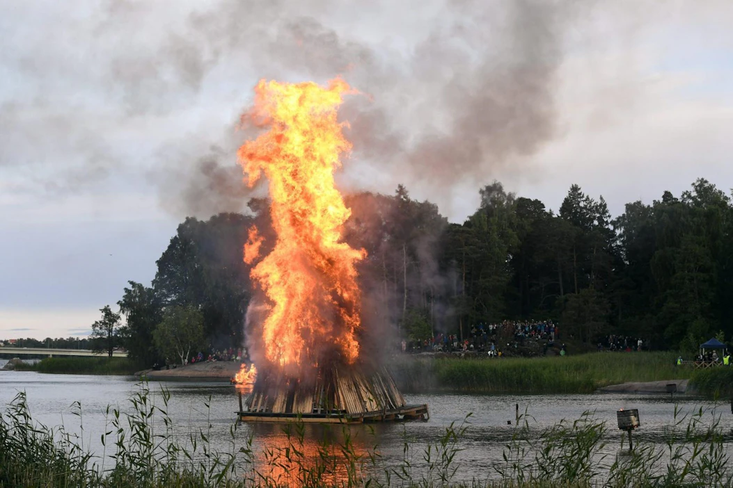 Metsäpalovaroitukset saattavat käydä juhannuskokkojen kohtaloksi. LEHTIKUVA / HEIKKI SAUKKOMAA