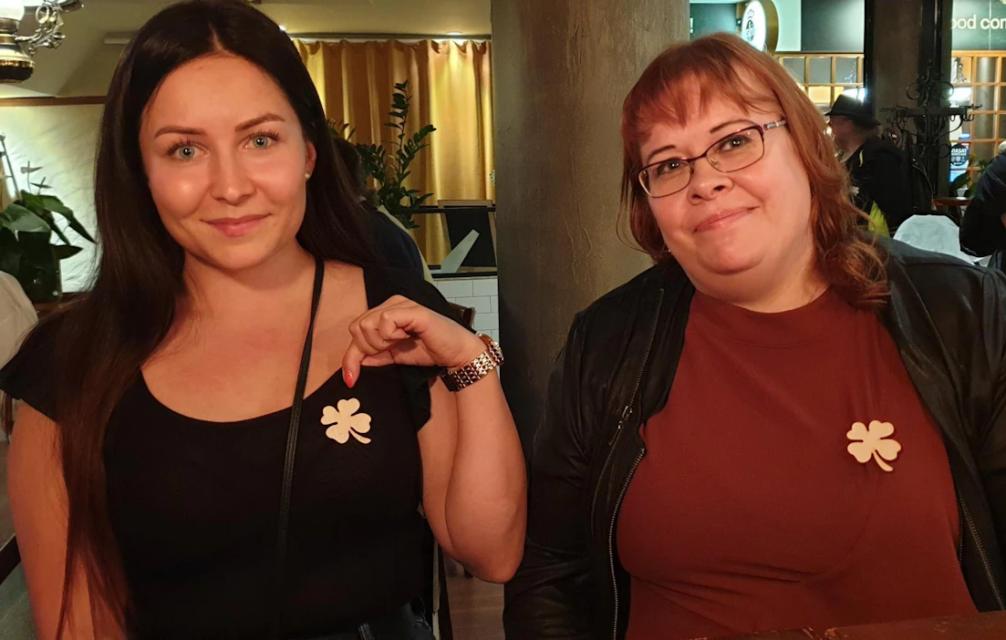 Laura Kuismanen Torniosta (vas.) ja Sari Palmu Alajärveltä kiinnittivät perjantaina rintapieleensä Katri Kulmunin puisen neliapilan.