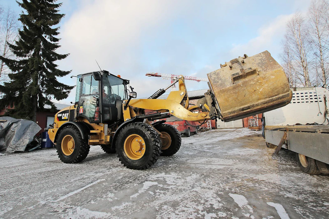 Cat 908M -pyöräkuormaaja on valmistettu yhdysvaltalaisvalmistajan Iso-Britannian tehtailla.
