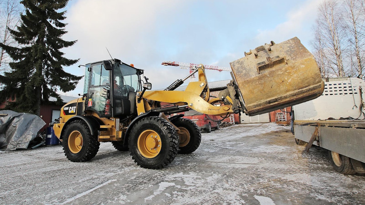 Cat 908M -pyöräkuormaaja on valmistettu yhdysvaltalaisvalmistajan Iso-Britannian tehtailla.