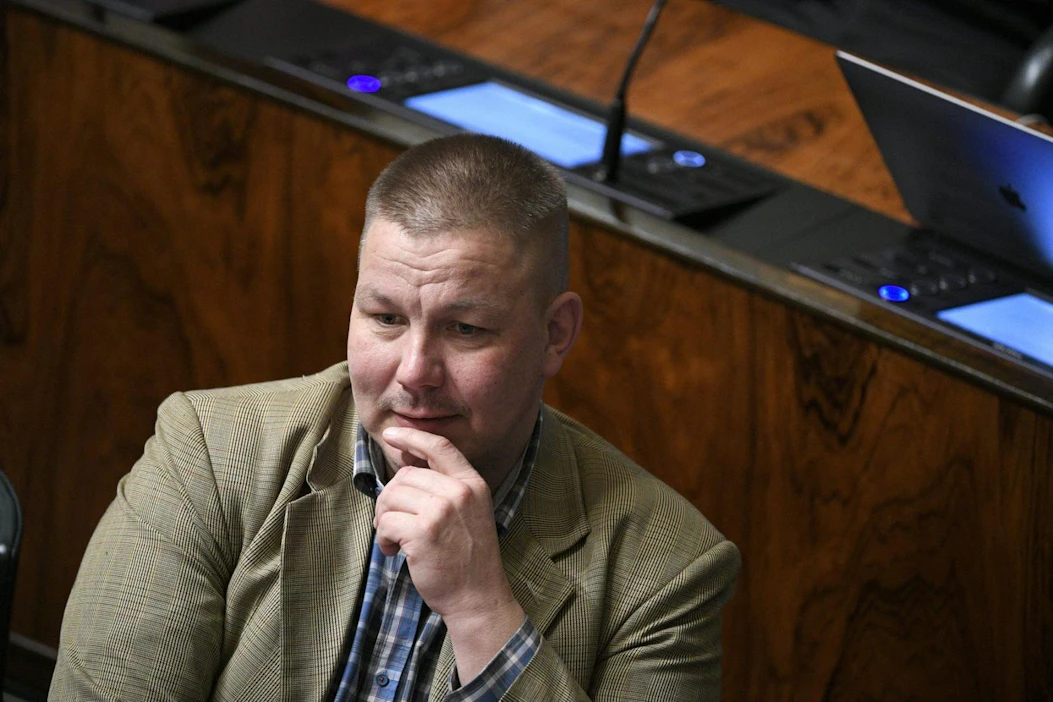 Perussuomalaisten kansanedustaja Juha Mäenpää eduskunnan täysistunnossa maaliskuussa. LEHTIKUVA / MARKKU ULANDER