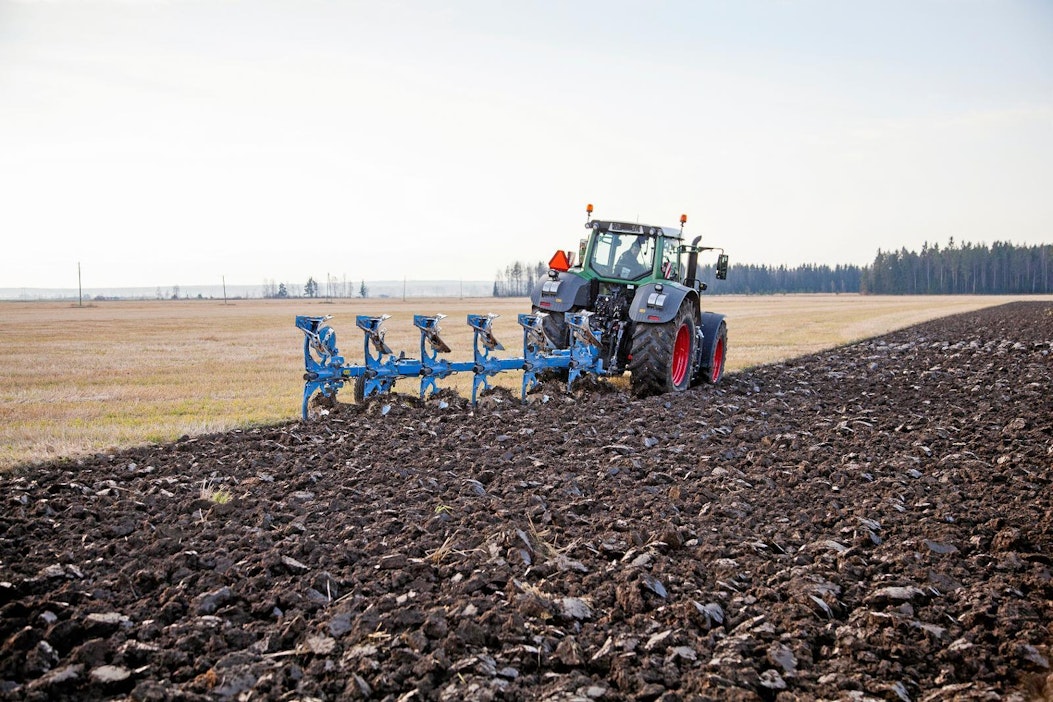 Kyntö on suosituin perusmuokkausmenetelmä. Suurin osa kynnöstä tehdään syksyisin.