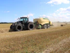 "Mustaksi Kaunottareksi" kutsuttu Fendt 936 Vario oli Fendtin vetonaula Agritechnica 2005 -messuilla. Tutusta vihreästä poikkeava musta väri, uudistettu ohjaamo ja muotoilu, 360 hv:n teho, erillisjousitus ja 50 tai 60 km/h huippunopeus nostivat Fendtin Euroopan suosituimmaksi traktoriksi yli 300 hv:n luokassa. Kuvassa Pollen Paalin Fendt 936.