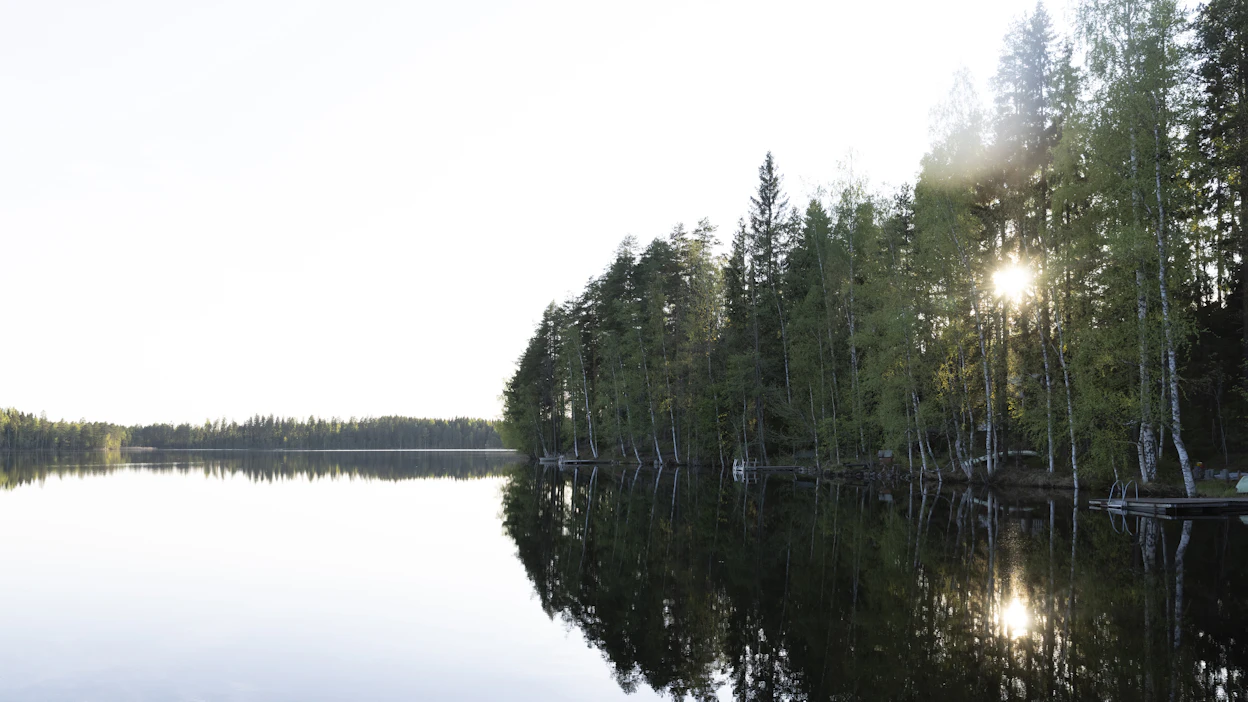 Kesäbiisit kuvaavat usein kesäsäätä, mutta ne välittävät myös suomalaisen ympäristön ja kielikuvien kautta syvällisempiäkin merkityksiä.