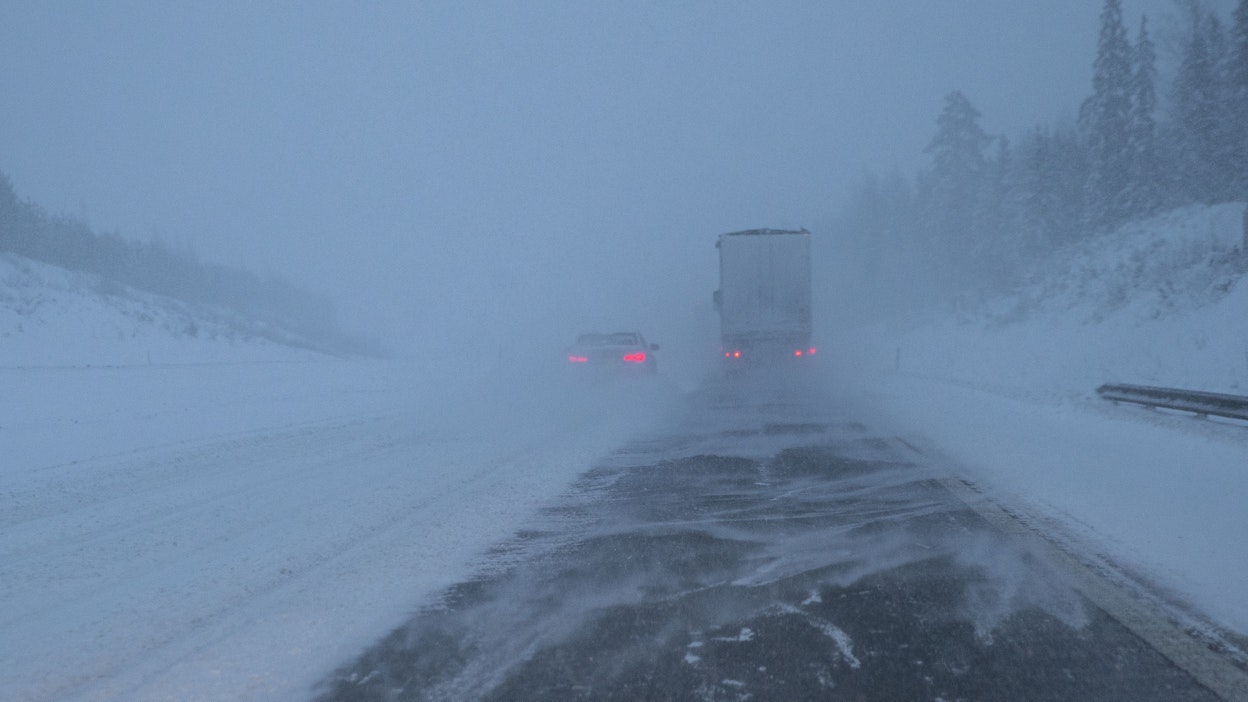 Lumipyry haastoi autoilijoita Etelä-Ruotsissa. Kuvituskuva.