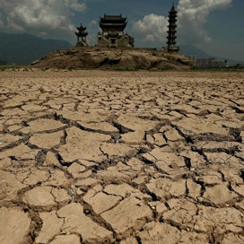 Ympäri planeettaa koettiin heinäkuussa ennätyksellisiä helteitä. Maa halkeili pitkittyneen kuumuuden ja kuivuuden takia Kiinassa.