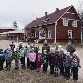 Sarakylän koulu on toiminut vuodesta 1918. Kuvassa koulun oppilaita, henkilökuntaa sekä kyläseuran aktiiveja.
