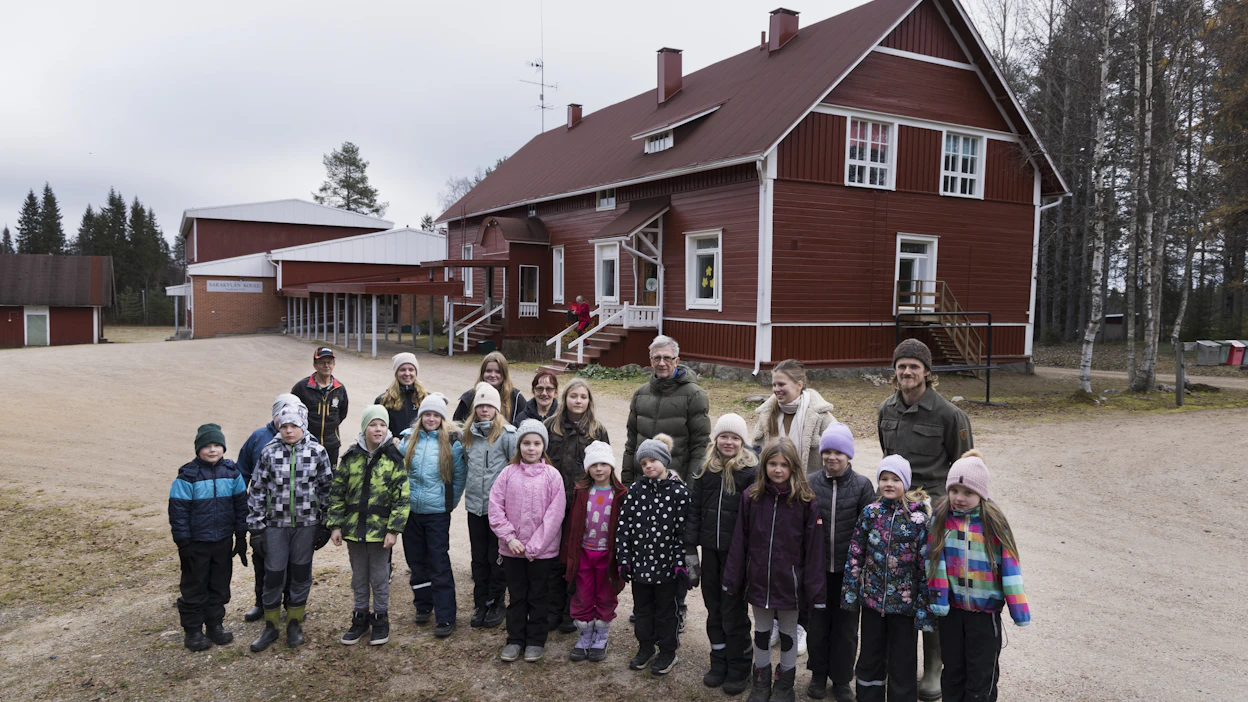 Sarakylän koulu on toiminut vuodesta 1918. Kuvassa koulun oppilaita, henkilökuntaa sekä kyläseuran aktiiveja.