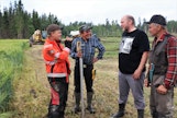 Antti (vas.) ja Arto Yli-Kivistö, Jarkko Piirto ja Ossi Välimaa kävivät vielä läpi ojituksen vaiheita Piirron työmaan tultua valmiiksi. Arto Yli-Kivistöllä on kädessään yksi salaojittajan perusvälineistä, laserlatta.