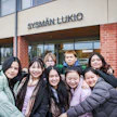 Sysmän lukiossa opiskelevat vietnamilaiset Lucy (vas.), Nancy, Chloe, Winki, Aurora ja Lucy ja Susi sekä takarivin sysmäläinen Leo Apilainen.
