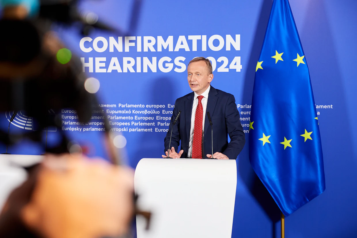 Puolalainen EU:n budjettikomissaari Piotr Serafinin pitää puristaa kasaan unionin budjettiesitys, jonka sekä jäsenmaat että EU-parlamentin enemmistö ovat valmiita hyväksymään.