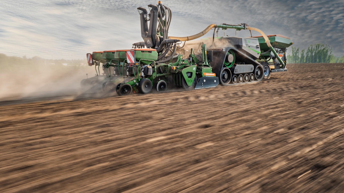 Kehitys kehittyy. Ensimmäisen vaiheen autonomiset vetokoneet korvaavat traktorin. Ne ovat kevyempiä kuin traktorit, joten maan tiivistyminen vähenee. Agxeed-Amazone on jo nyt teknisesti valmis pellolle.