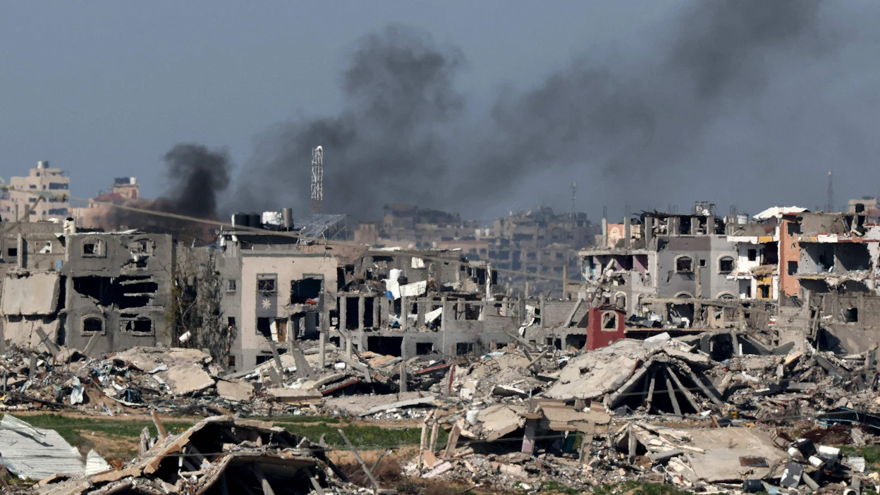 Ehdotus vaiheittain toteutettavasta aselevosta sisältää myös humanitaarisen avun toimittamista Gazaan. Torstaina otetussa kuvassa näkyy pahoin vaurioituneita rakennuksia Gazan alueella. LEHTIKUVA/AFP.
