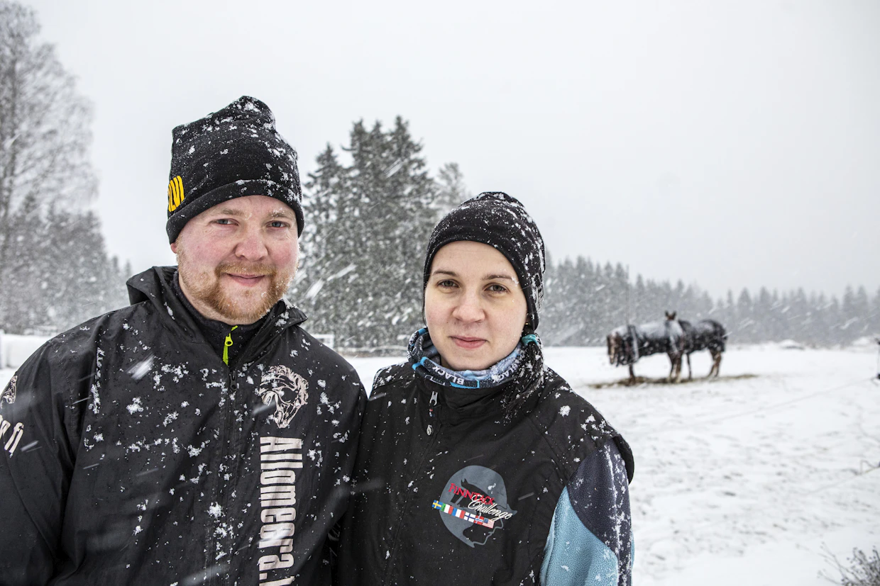 Anna-Kaisa ja Miika Tenhunen pyörittävät hevostoimintaa Anna-Kaisan kotitilalla Tuusniemellä.