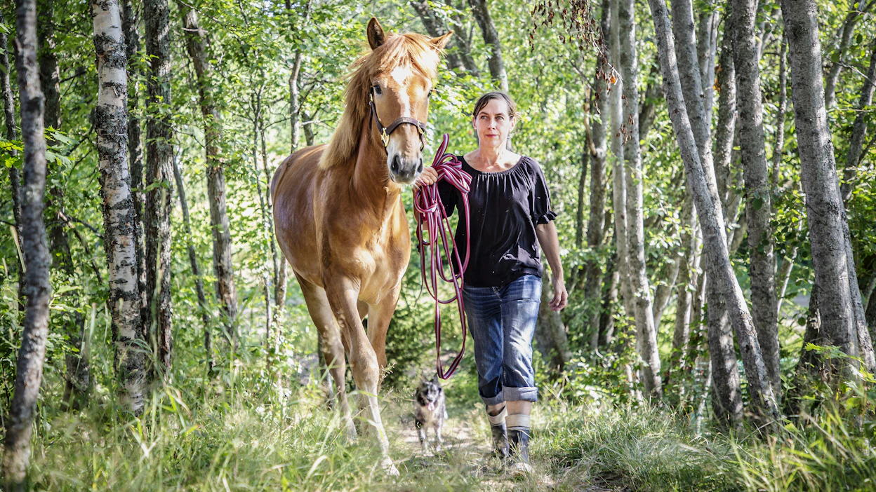 Karin Hemmann on yksi hankkeen vetäjistä. Arkistokuvassa hän on yhdessä Elsa-suomehevosensa kanssa.