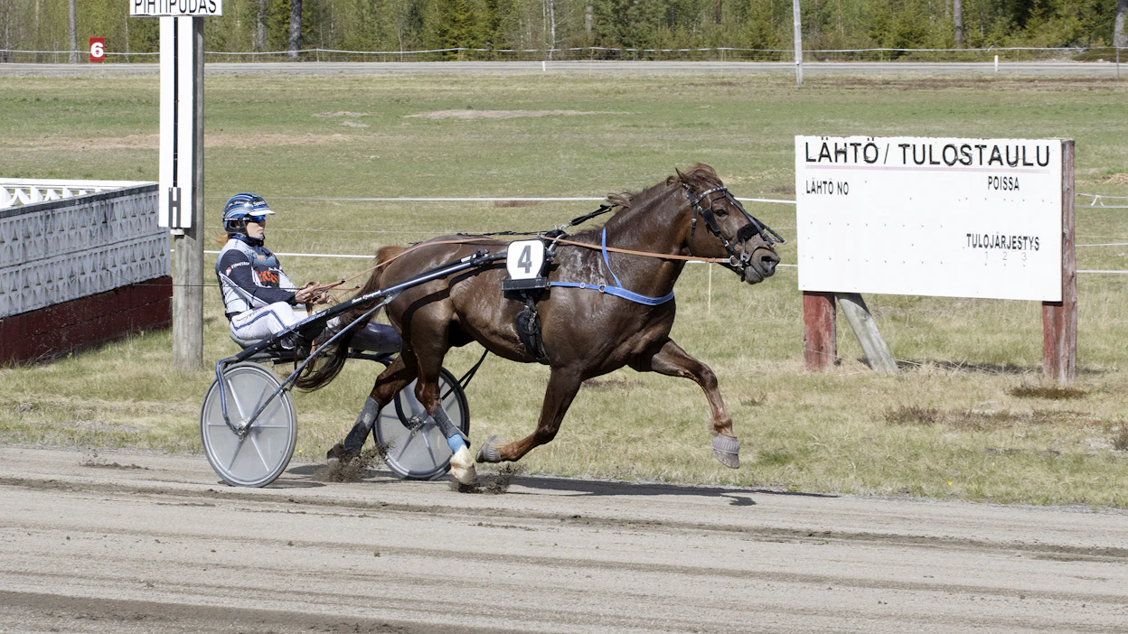 Evartti avasi 15-vuotiskautensa Jutta Ihalaisen ajamana Pihtiputaan paikallisraveissa. Lahdessa rattailla on taas Santtu Raitala.