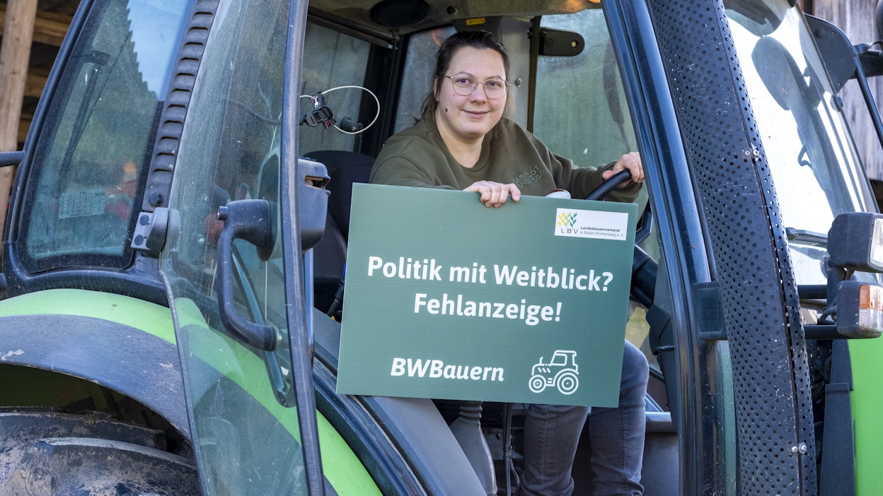 Maitotilallinen Ina Zwicker on ollut yksi Saksan viljelijämielenosoitusten organisoijista. Tammikuussa Zwicker valmistautui uuteen mielenilmaukseen ja kiinnitti traktoriinsa kylttiä, jossa moitittiin poliitikkoja laajakatseisuuden puutteesta.