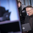 Antti Asikainen esitteli Mia Jouslehdolle tilastotietoja Ruotsin hiilinieluista.