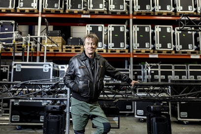 Martti Syrjää haastateltiin Eppu Normaali Oy:n Akun tehtaalla, josta on tullut yksi Suomen suurimpia av-alan toimijoita. "Ensimmäiset soittokamat oli itse suunniteltuja ja rakennettuja. Ollaan oltu kotikutoisesti liikkeellä aina. Kaikki tehdään itse levynkansista lähtien."