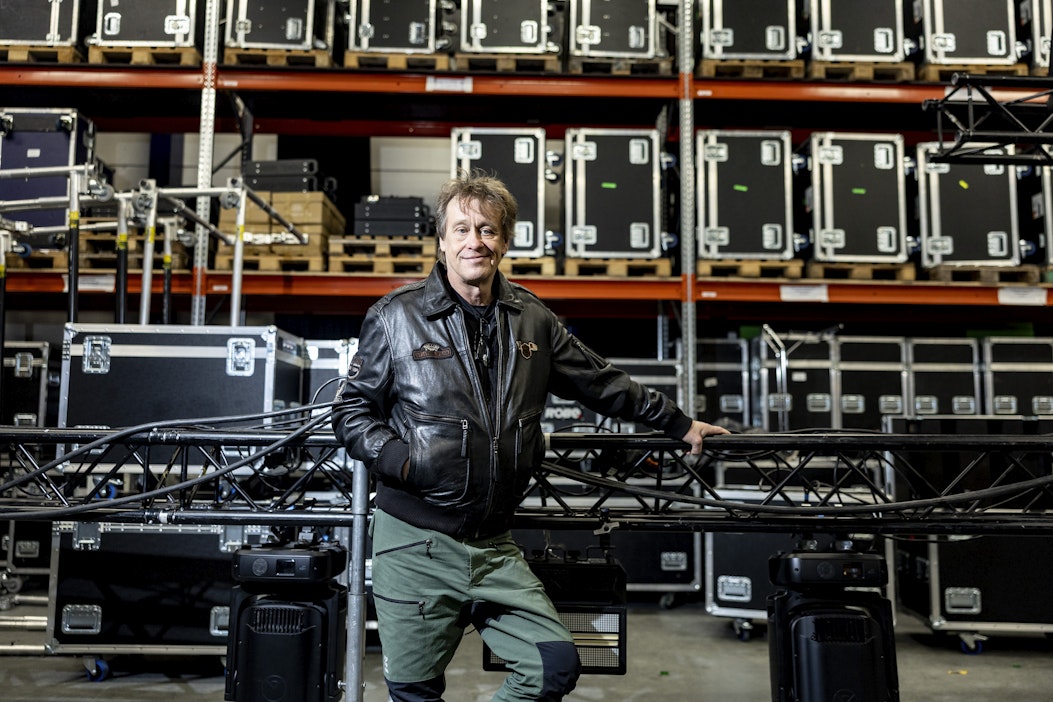 Martti Syrjää haastateltiin Eppu Normaali Oy:n Akun tehtaalla, josta on tullut yksi Suomen suurimpia av-alan toimijoita. "Ensimmäiset soittokamat oli itse suunniteltuja ja rakennettuja. Ollaan oltu kotikutoisesti liikkeellä aina. Kaikki tehdään itse levynkansista lähtien."