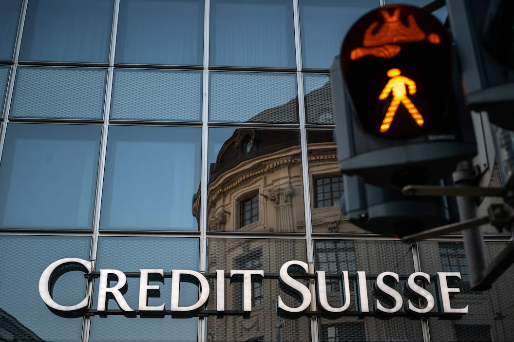 Alkuvuonna varoja virtasi ulos Credit Suisselta noin 62 miljardin euron edestä, kun asiakkaat vetivät rahojaan pois kaatumisen partaalla hoippuneesta pankista. LEHTIKUVA/AFP.