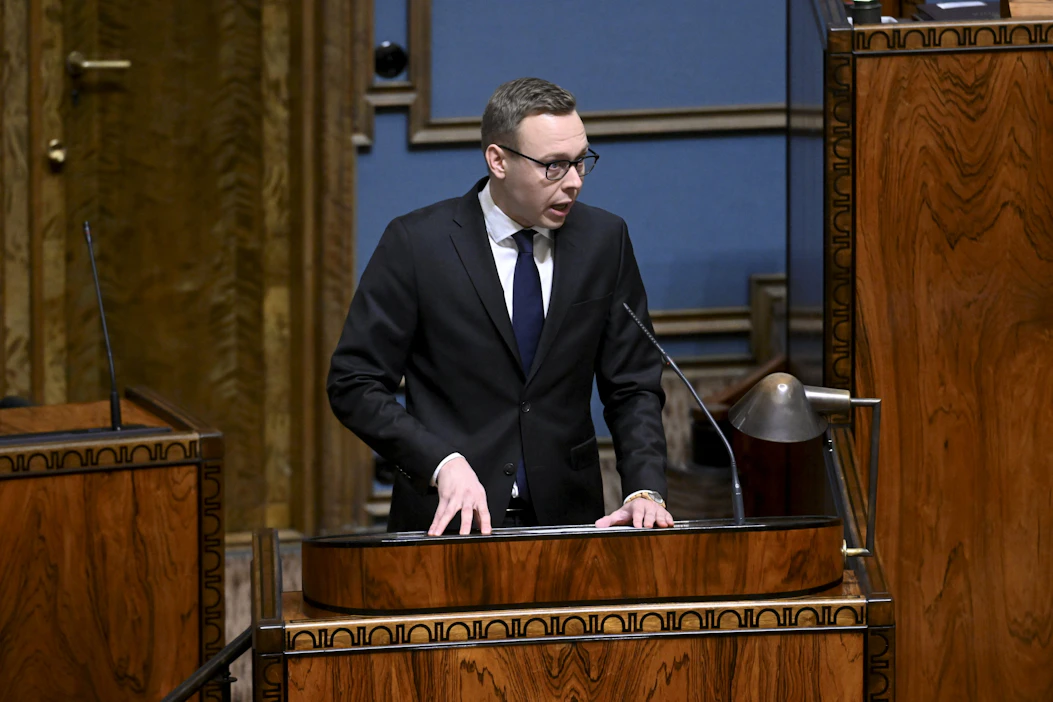 Kokoomuksen eduskuntaryhmän puheenjohtaja Matias Marttinen täysistunnossa tiistaina. LEHTIKUVA / Heikki Saukkomaa.