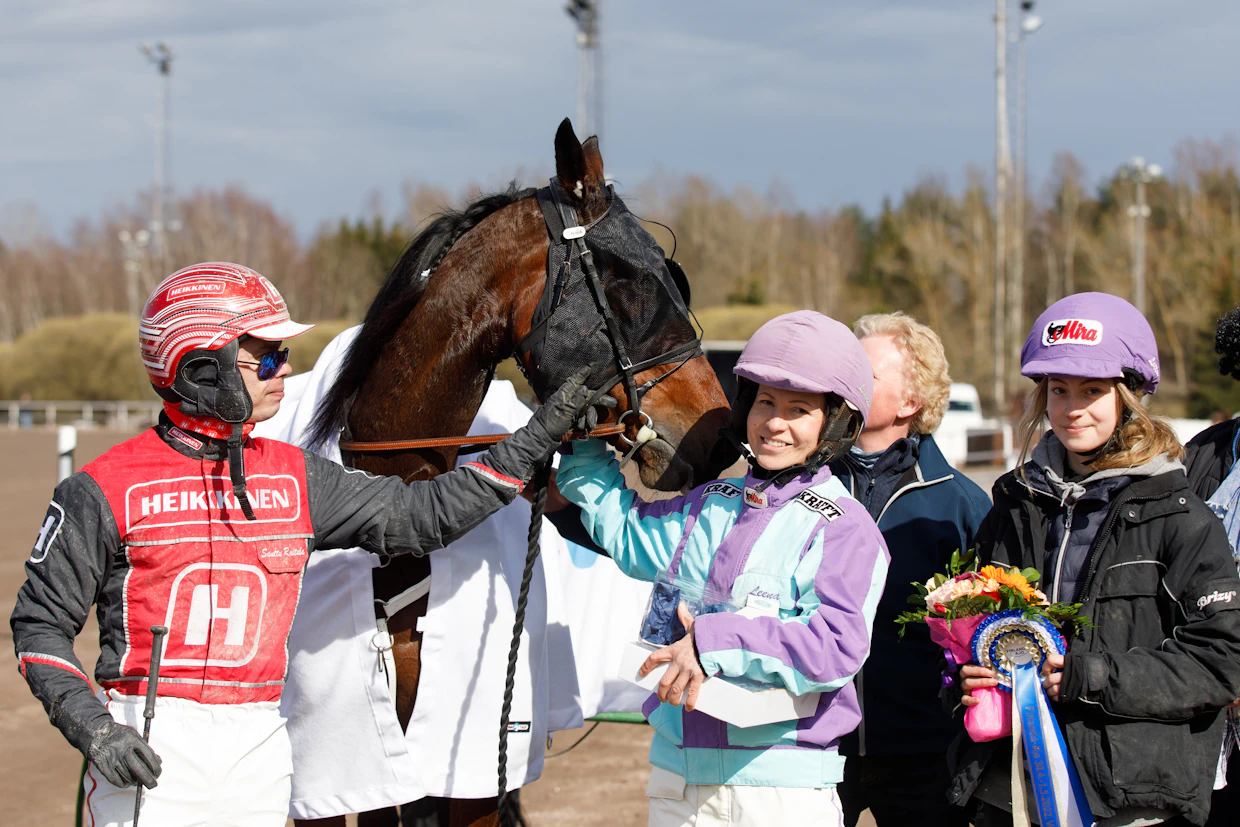 Leena Sinnemaa ja Santtu Raitala juhlimassa Bosse Nicen voittoa Vermon Finlandia-raveissa toukokuussa 2022.