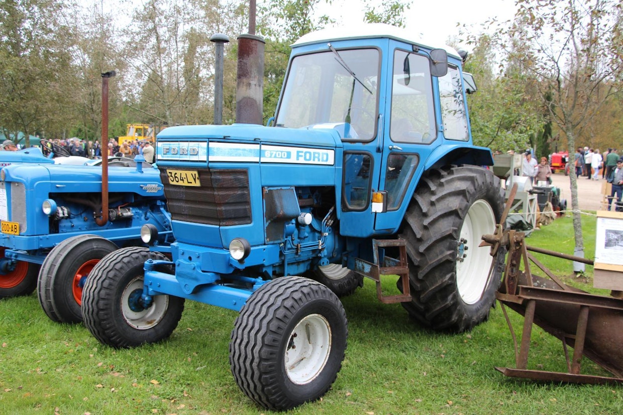 Suomi oli pitkään Fordin parhaita asiakkaita, niinpä uuden 700-sarjan Euroopan ensiesittely pidettiinkin Espoon Dipolissa elokuussa 1976. Malliston pienimmät traktorit 6700 ja 7700 olivat tekniikaltaan suunnilleen samoja kuin edellisenä vuotena tulleet Ford 6600 ja 7600. Erona oli ergonomialtaan ja hallintalaitteiltaan parempi tasalattiainen ohjaamo ja jenkkityylinen muotoilu. (Riihimäki)