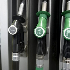 Öljyala arvioi, että bensan kulutuksen lasku johtuu autojen polttoaineen kulutuksen supistumisesta. Kuva: Lehtikuva / Jussi Nukari