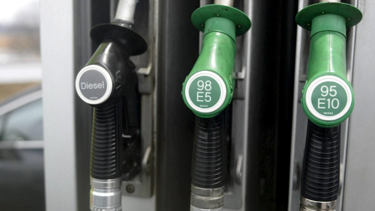 Öljyala arvioi, että bensan kulutuksen lasku johtuu autojen polttoaineen kulutuksen supistumisesta. Kuva: Lehtikuva / Jussi Nukari