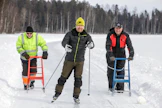 Niin kauan kuin retkiluistelureittiä huolletaan, on jäällä turvallista kulkea, omalla vastuulla toki. Retkiluistelua haittaa paikoitellen reitille noussut vesi, mutta potkukelkalla ja kävellen kelpaa vielä kulkea. Jukka Petäjä näyttää luistelun mallia ja Kauko Tegelberg (oik.) ja Tommi Melto potkivat potkukelkoilla.