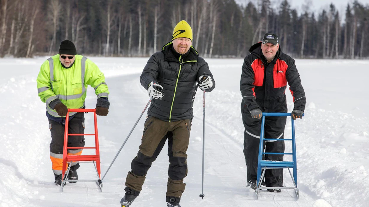 Niin kauan kuin retkiluistelureittiä huolletaan, on jäällä turvallista kulkea, omalla vastuulla toki. Retkiluistelua haittaa paikoitellen reitille noussut vesi, mutta potkukelkalla ja kävellen kelpaa vielä kulkea. Jukka Petäjä näyttää luistelun mallia ja Kauko Tegelberg (oik.) ja Tommi Melto potkivat potkukelkoilla.