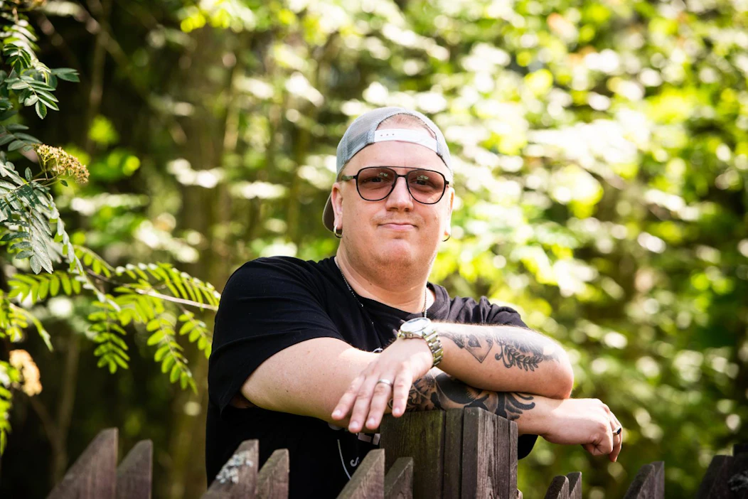 Arttu Wiskari asuu Espoossa, lähellä merenrantaa. Hän unelmoi muuttavansa vielä joskus takaisin lapsuusmaisemiinsa Haukilahteen.