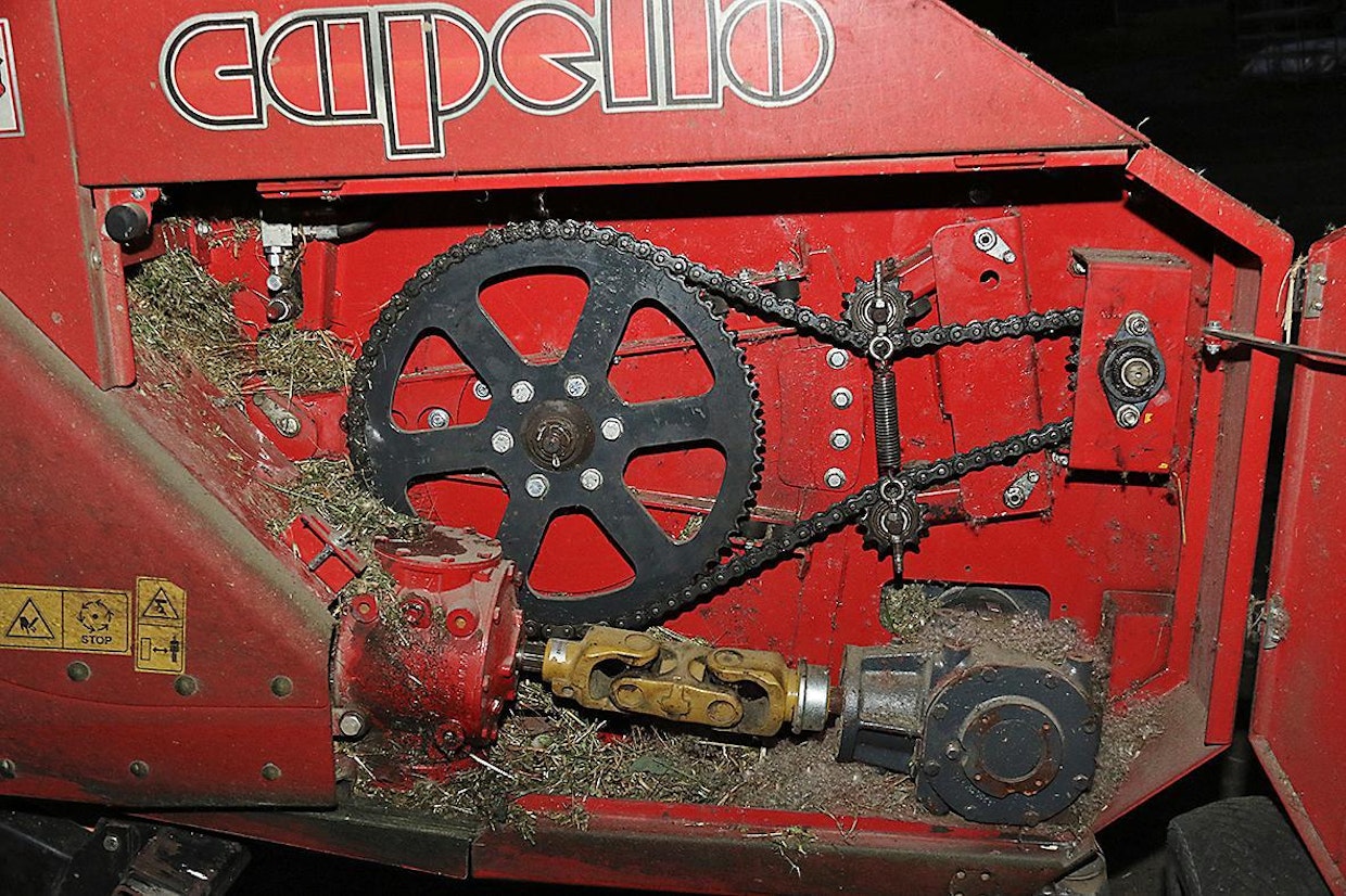 Kun suoraniittopöytä on sovitettu Claas- tai John Deere-ajosilppuriin, on koko voimansiirtokoneisto pöydän vasemmassa laidassa. Vaihteisto jakaa voiman kardaanin välityksellä teräpalkille ja ketjuratasvälityksen kautta siirtoruuville.