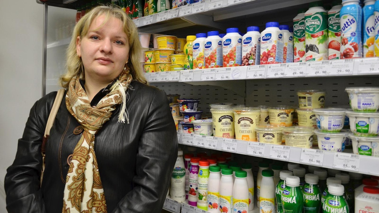 Valion Suomessa valmiste- tuille tuotteille ei löydy  Venäjältä todellisia  kilpailijoita, sanoo  Pietarin keskustassa  ruokaostoksiaan tekevä  Irina Tshernetsova.