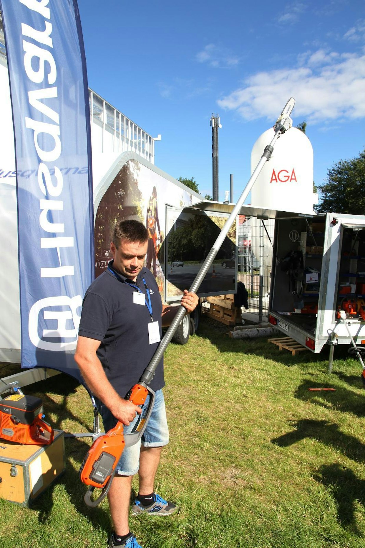 Husqvarnan akkukäyttöisten laitteiden valikoima laajenee oksasahoilla. Kiinteiden
3 ja 4 -metristen versioiden lisäksi mallistoon kuuluu kuvan teleskooppinen 5-metrinen malli. Sahat tulevat myyntiin keväällä 2016. Verollinen hinta on mallista riippuen 500–600 euroa. (TH)