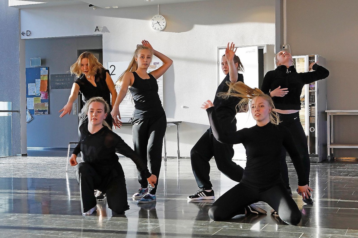 Spekseissä on yleensä mukana näyttäviä tanssiosuuksia ja paljon musiikkia. Viikin kampuksella koreografioita harjoitellaan aulassa, kun rahaa tanssistudion vuokraamiseen ei ole.