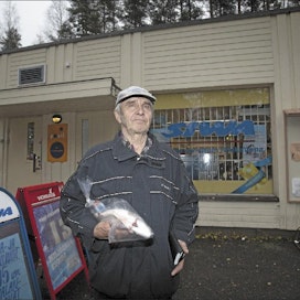 Pertti Kiiskinen tekee vaimonsa kanssa noin 90 prosenttia ruokaostoksista Pankakosken Siwassa. Jaakko Kilpiäinen