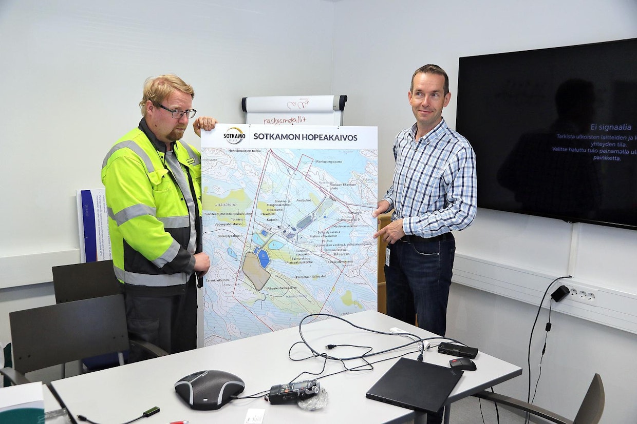 Rikastamon päällikkö Jarmo Huuskonen ja toimitusjohtaja Erkki Kuronen esittelevät kaivosalueen karttaa. Sotkamo Silveristä 80 % on suomalaisomistuksessa.
