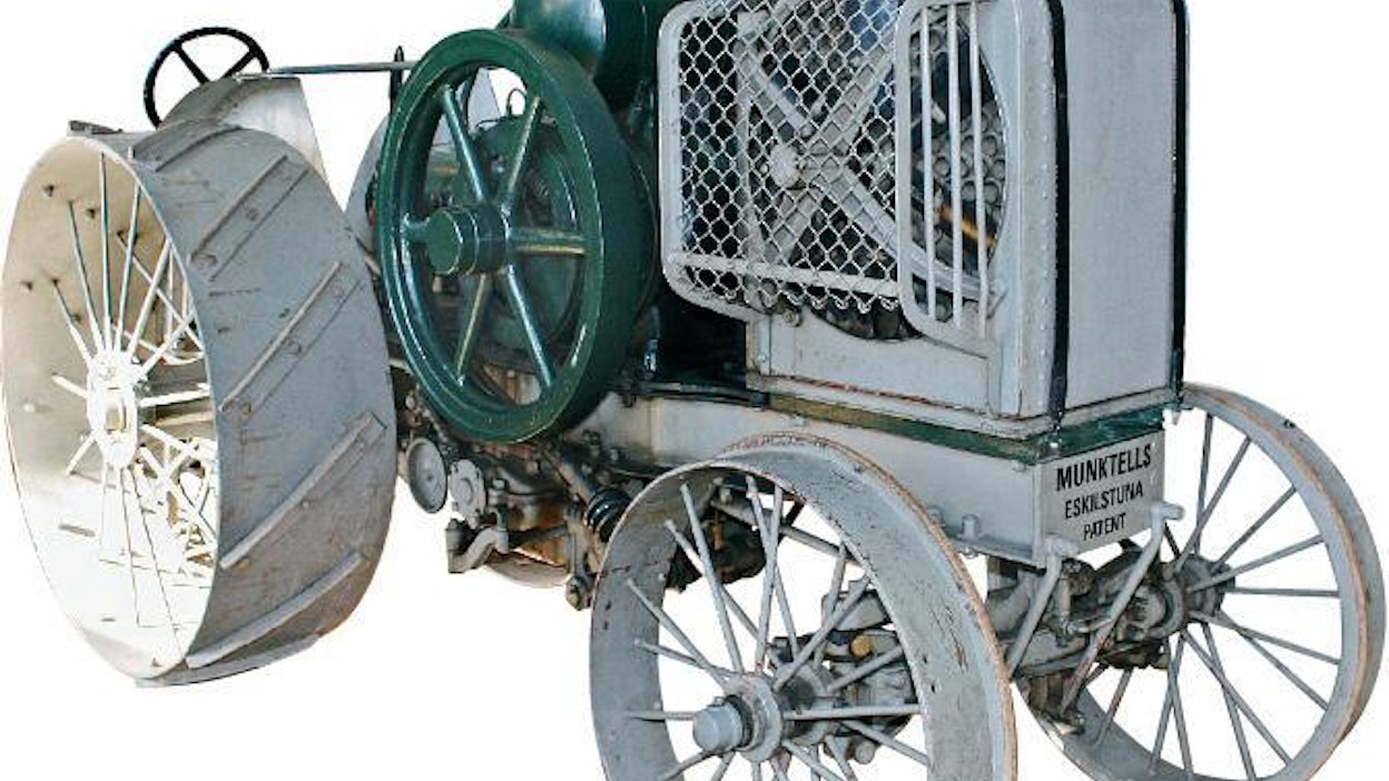 Munktell:in seuraava traktori oli edeltäjäänsä suunnilleen puolta pienempi, teho 24 hv, paino 4,2 tonnia, moottori 1-sylinterinen, 12,7-litrainen. Munktell 20-24-mallia tehtiin v. 1916–21 yhteensä 328 kpl. Traktori oli luotettavan ja vahvan koneen maineessa, mutta viimeisinä valmistusvuosinaan jo hyvin vanhanaikainen, kuvan yksilö on vuodelta 1920. Eskilstuna