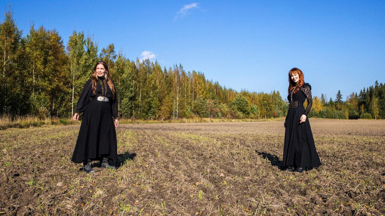 Johannat Iivanainen (vas.) ja Kurkela ovat sanoittaneet, säveltäneet ja sovittaneet albuminsa itse ja soittaneet kaiken muun paitsi rummut ja kitarat. Myös äänitykset he ovat tehneet pääosin itse.