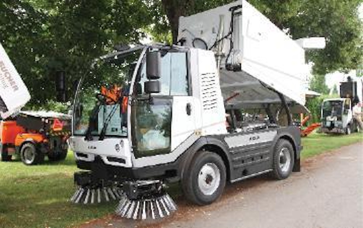 Bucher on tuonut markkinoille täysin uuden City-Cat 5006 -imulakaisuauton, joka korvaa City-Cat 5000 -mallin. ”Tässä on kaikki käytännössä uutta, paitsi harjalaitteisto”, Bucher Schörlingin vientimyyntipäällikkö Ulf Oehlmann kertoo. Kerääjän tilavuus on kasvanut 4,3 m³, Euro6-moottori on FPT:n käsialaa, Bosch Rexrothin valmistama voimansiirto on hydrostaattinen. Vetävät pyörät ovat takana. Nelipyöräohjauksen ansiosta kääntösäde on 5 900 mm. (TR)