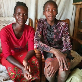35-vuotias yksinhuoltaja Grace Amasi (vasemmalla) ei voi aina ruokkia viittä lastaan, sillä hän tienaa vain 200 shillinkiä päivässä. Oikealla Gracen 15-vuotias tytär Ann. LEHTIKUVA / PÄIVI ARVONEN