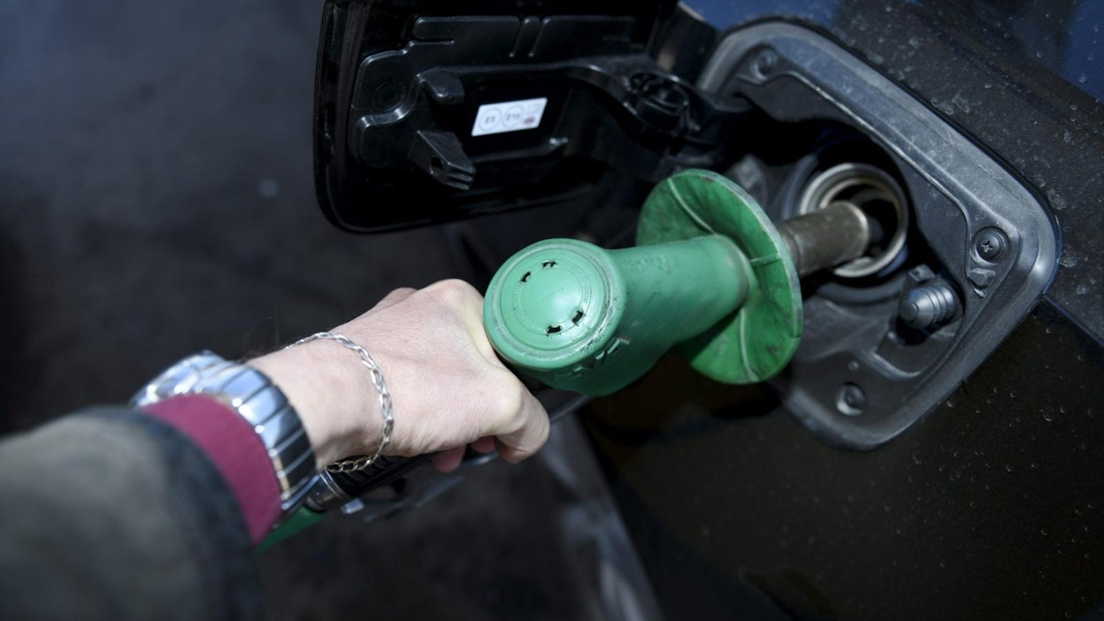 Suomen edellä bensan hinnoissa olivat Italia, Kreikka, Tanska ja Hollanti. LEHTIKUVA / HEIKKI SAUKKOMAA