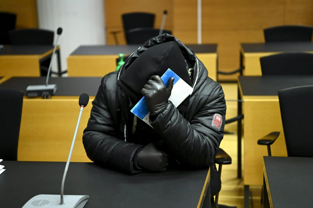 Kuvassa kuolleeksi väitetyn miehen tyttären entinen puoliso Helsingin käräjäoikeudessa 11. tammikuuta.